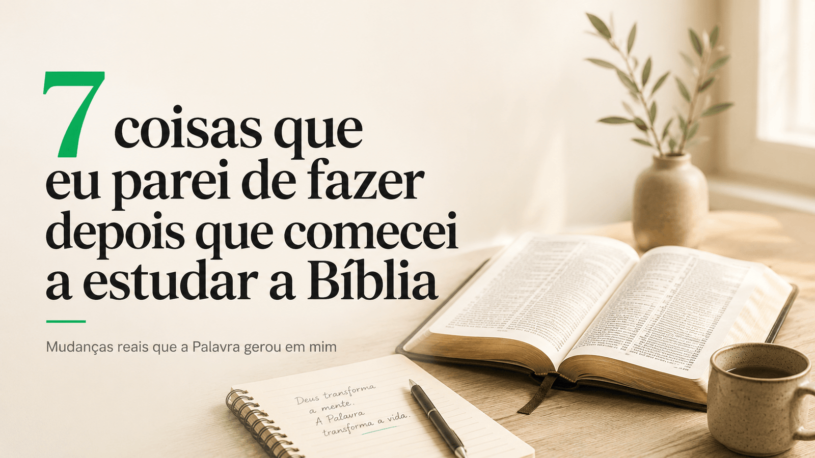 Bíblia aberta sobre uma mesa com caderno e café, representando mudanças na vida cristã após começar a estudar a Palavra de Deus.